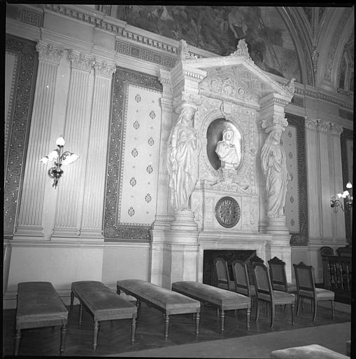 Salle des mariages : cheminée monumentale surmontée d'une cariatide et d'un atlante en pied