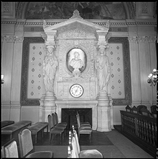 Salle des mariages : cheminée monumentale surmontée d'une cariatide et d'un atlante en pied