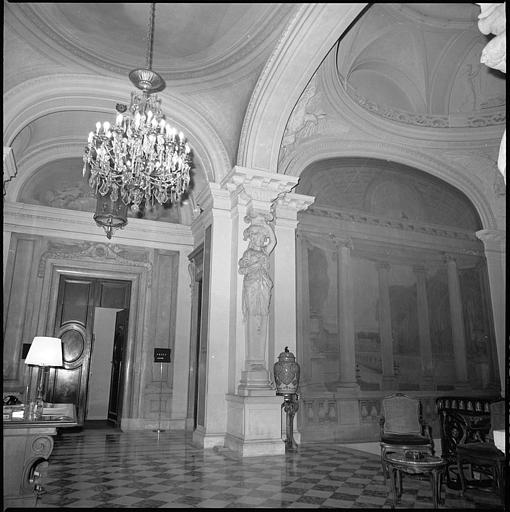 Intérieur : cariatide en gaine avec bras
