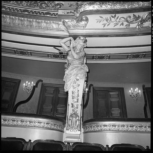Salle, balcon : cariatide en gaine avec bras