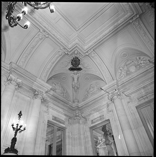 Plafond : angle orné d'une cariatide ailée en gaine
