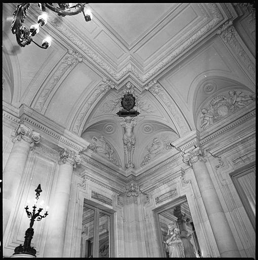 Plafond : angle orné d'une cariatide ailée en gaine