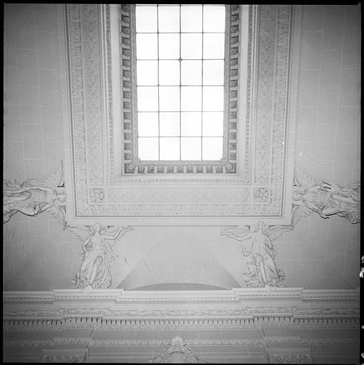 Plafond d'un escalier monumental orné de cariatides ailées en pied : détail de quatre cariatides