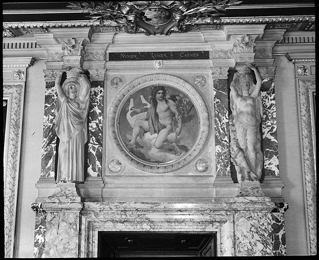 Intérieur : cheminée ornée de deux cariatides en pied