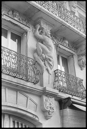 Balcon soutenu par un atlante en pied