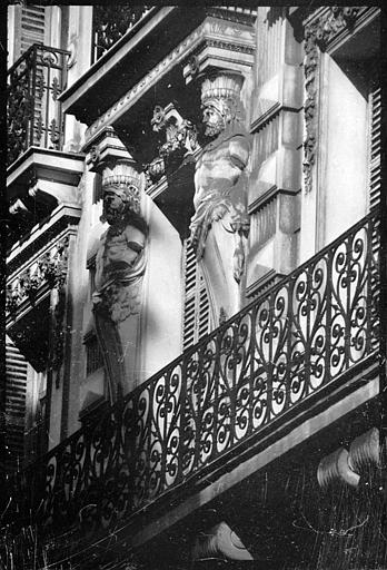 Façade ornée d'atlantes en gaine sans bras : vue diagonale