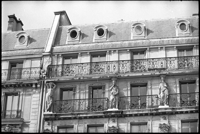 Façade ornée de cariatides en pied