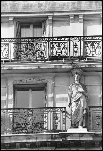 Façade ornée de cariatides en pied : vue rapprochée d'une cariatide
