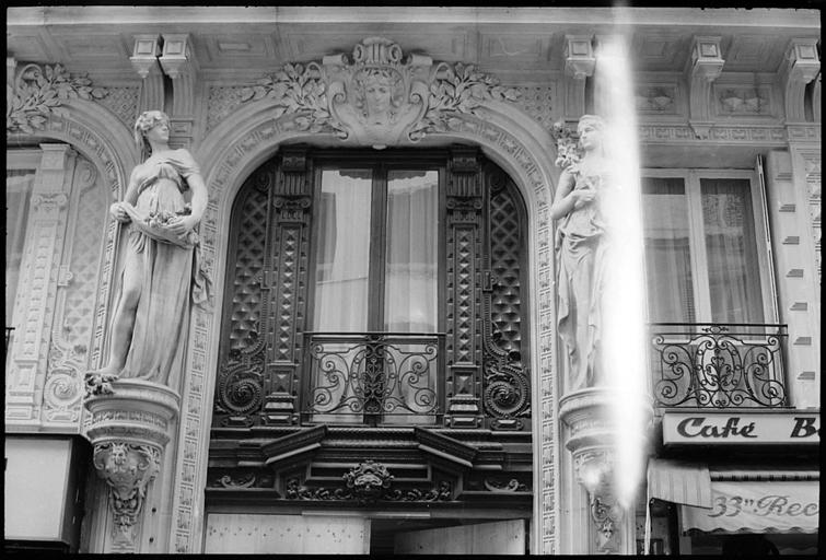 Façade ornée de statues féminines monumentales