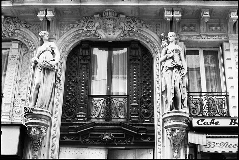 Façade ornée de statues féminines monumentales