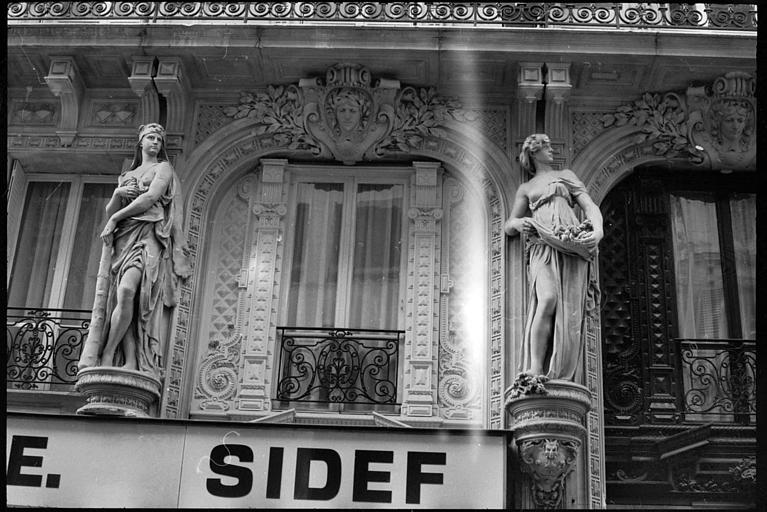 Façade ornée de statues féminines monumentales