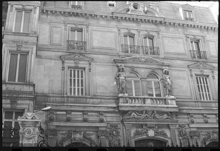 Façade ornée de deux atlantes en pied