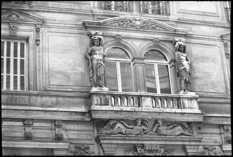 Façade ornée de deux atlantes en pied : vue rapprochée