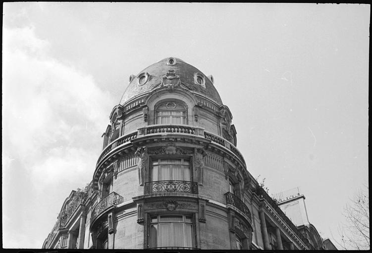 Angle de deux façades orné de deux atlantes en gaine avec bras