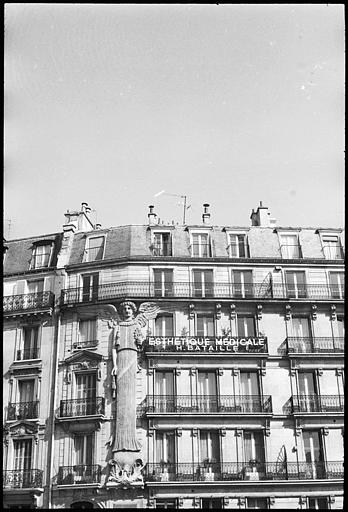 Façade ornée d'une cariatide ailée en pied