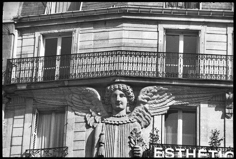 Façade ornée d'une cariatide ailée en pied : buste de la cariatide