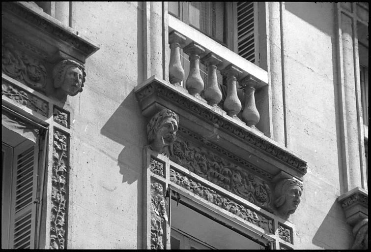 Têtes sculptées supportant des corniches