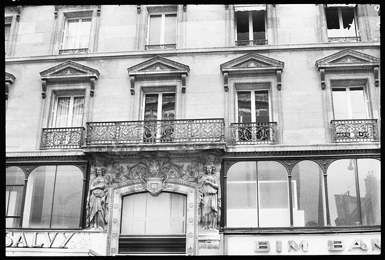 Façade ornée de deux cariatides en pied
