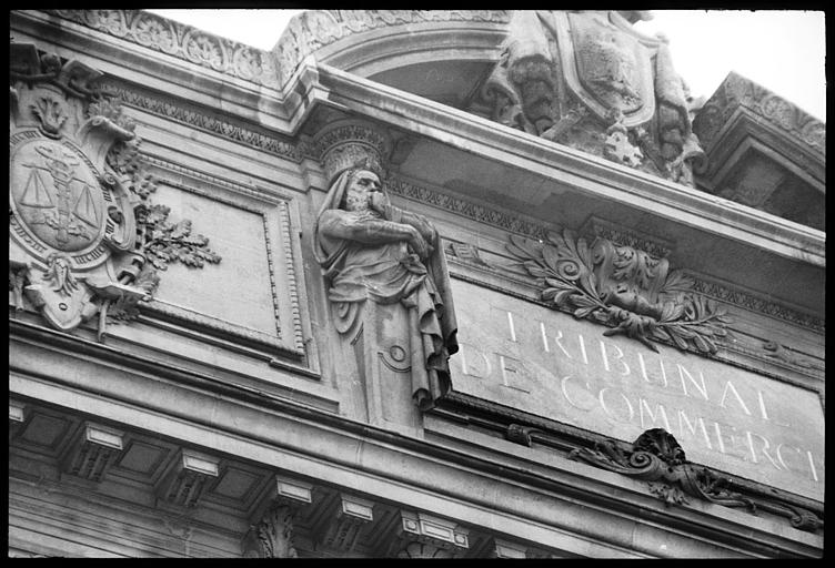 Façade ornée de cariatides en pied et d'atlantes en gaine avec bras : vue rapprochée d'un atlante