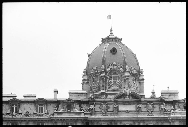 Coupole et partie supérieure de la façade ornée d'atlantes en gaine avec bras