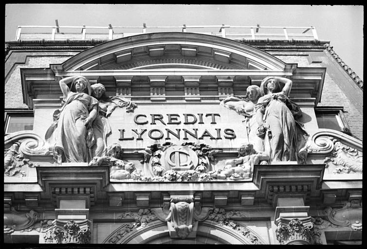 Statues féminines monumentales ornant la partie supérieure de la façade : vue en contreplongée