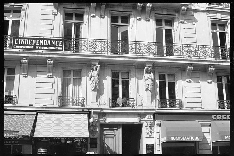 Façade ornée de deux cariatides en gaine avec bras