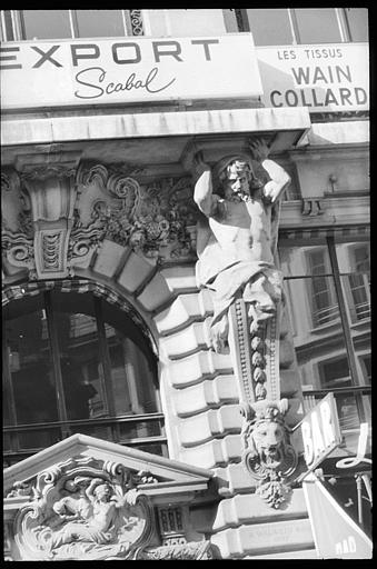 Façade ornée de deux atlantes en gaine avec bras : atlante de droite