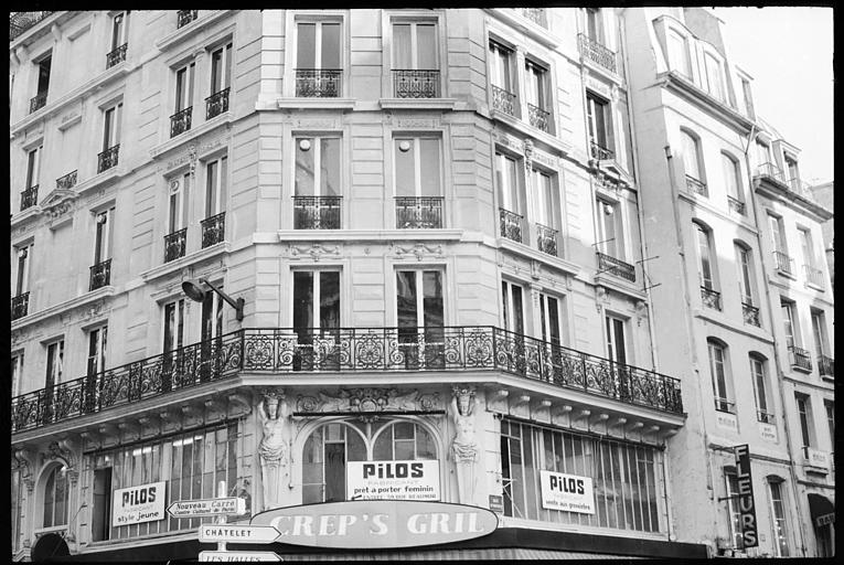 Façade ornée de deux cariatides en gaine avec bras