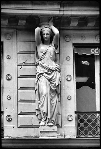 Façade avec deux cariatides en pied : cariatide de droite