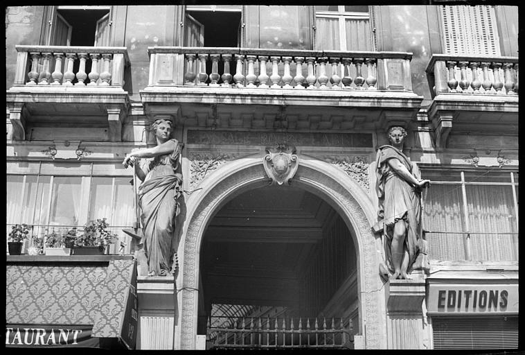 Porche d'entrée flanqué de deux cariatides en pied