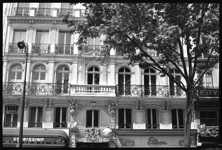 Façade ornée de deux cariatides en gaine avec bras