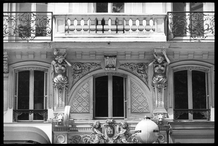 Façade ornée de deux cariatides en gaine avec bras : vue rapprochée