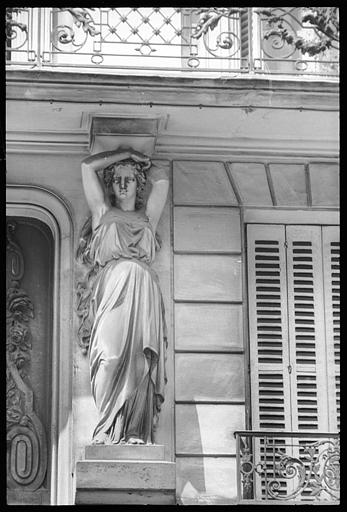 Façade ornée de deux cariatides en pied : cariatide de droite