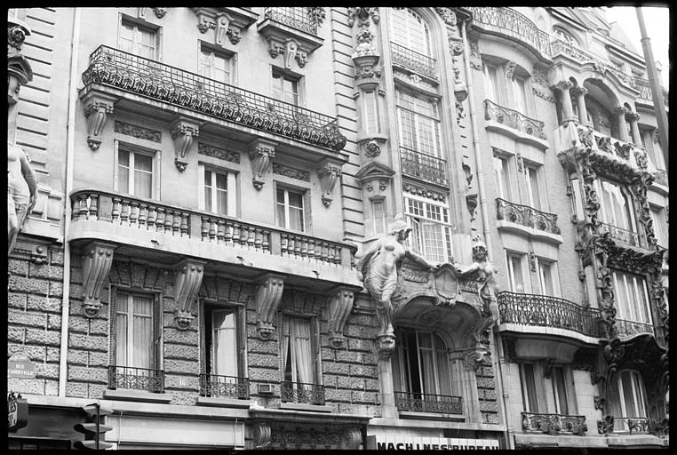 Façade ornée de deux statues féminines monumentales