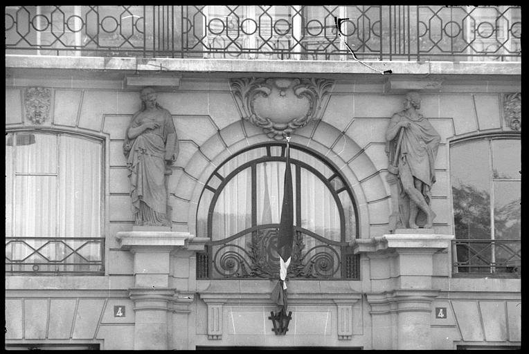 Façade ornée d'une cariatide et d'un atlante en pied : vue rapprochée