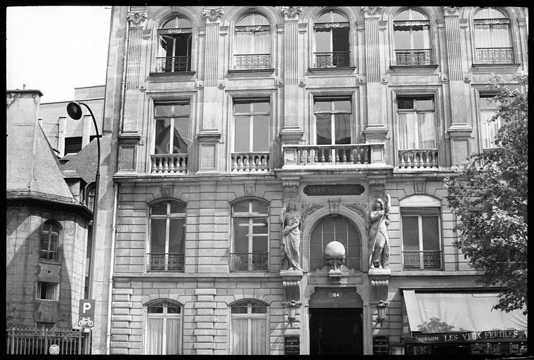Façade ornée de deux figures féminines monumentales