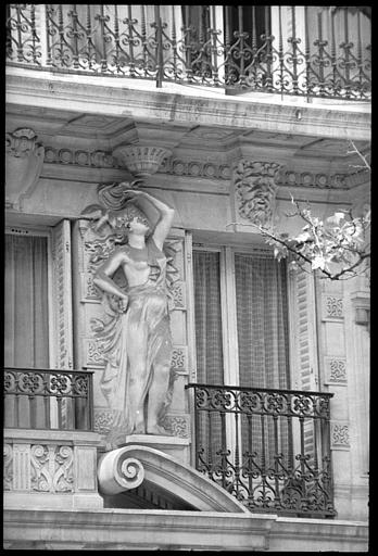 Façade ornée de deux cariatides en pied : cariatide de droite