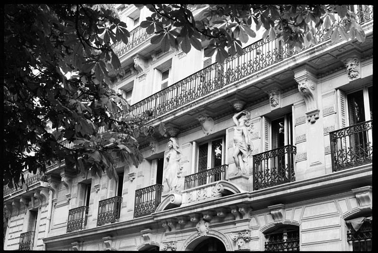 Façade ornée de deux cariatides en pied