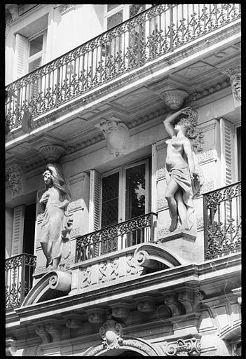 Façade ornée de deux cariatides en pied : vue rapprochée