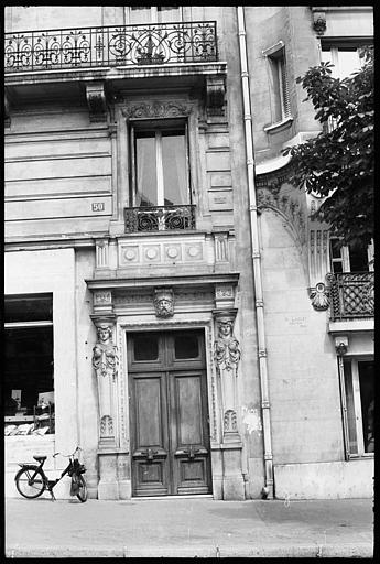 Porte d'entrée flanquée de deux cariatides en gaine sans bras