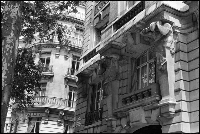 Façade ornée de deux atlantes en gaine avec bras : vue diagonale