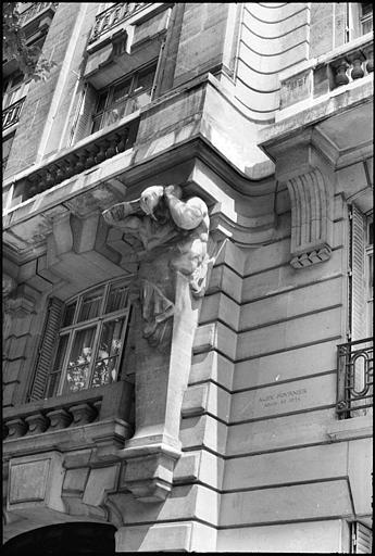Façade ornée de deux atlantes en gaine avec bras : vue rapprochée d'un atlante
