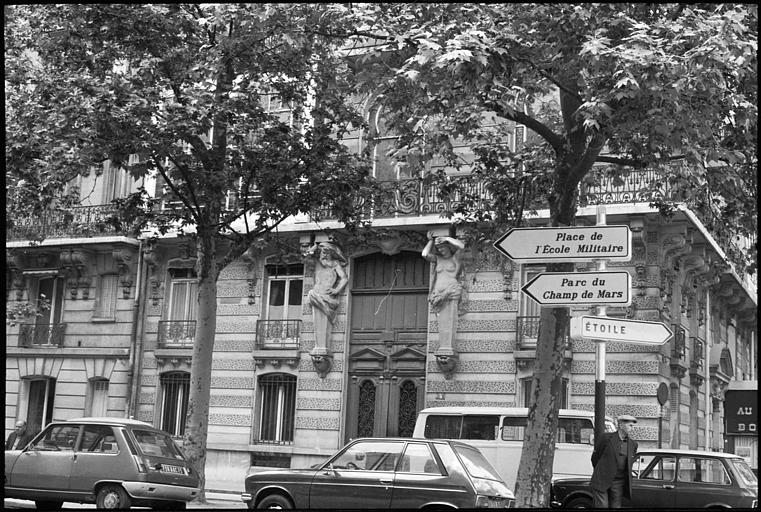 Façade ornée d'une cariatide et d'un atlante en gaine avec bras
