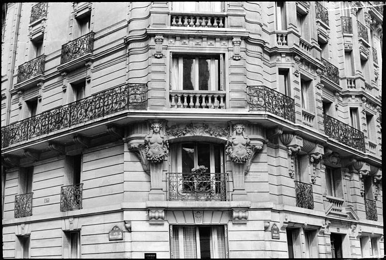 Angle de deux façades orné de deux cariatides en gaine sans bras
