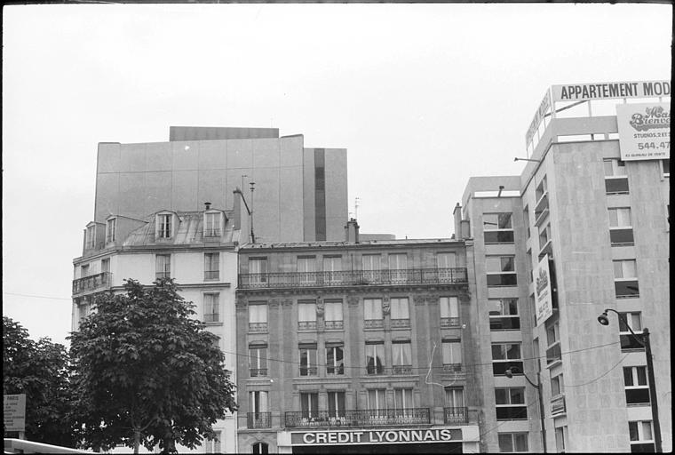 Façade ornée de deux cariatides en gaine avec bras