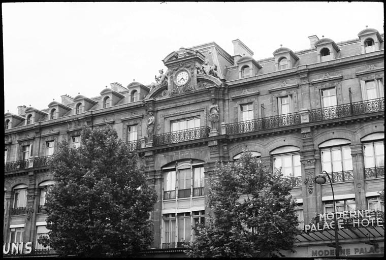 Façade ornée de deux cariatides en pied et de deux figures monumentales