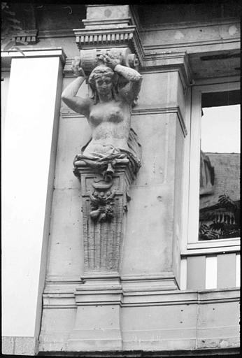 Façade ornée de deux cariatides en gaine avec bras : cariatide de gauche