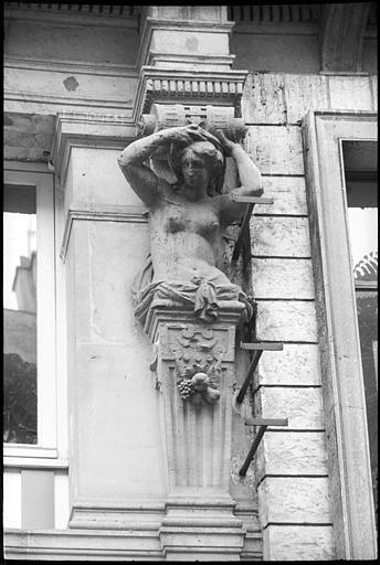 Façade ornée de deux cariatides en gaine avec bras : cariatide de droite