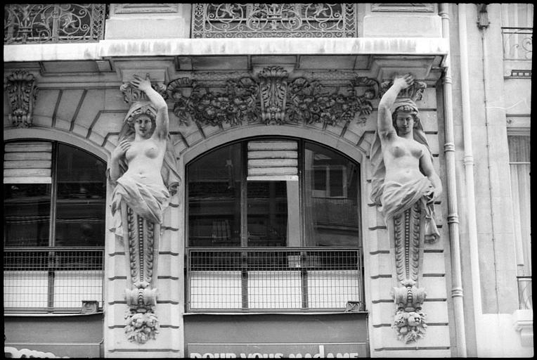 Façade ornée de deux cariatides en gaine avec bras : vue rapprochée