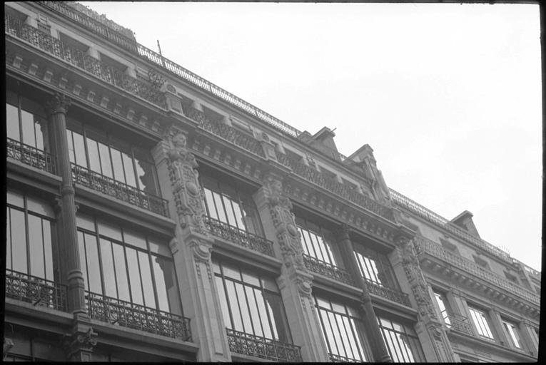 Façade ornée de cariatides en buste : vue diagonale et en contreplongée
